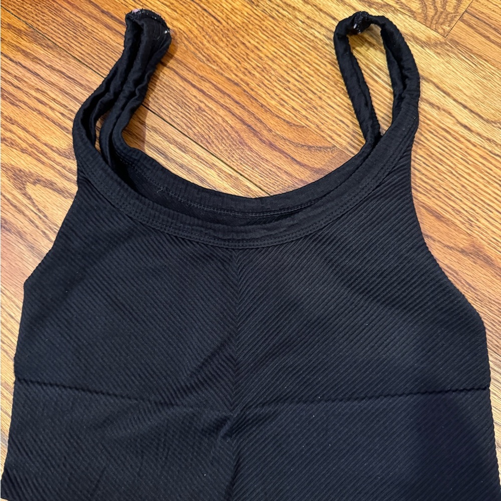 Tilly’s black square neck tank